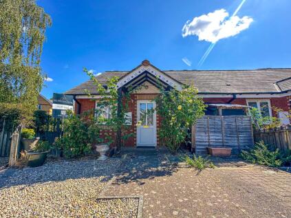 Fons George Close, Taunton, Somerset - NO CHAIN!