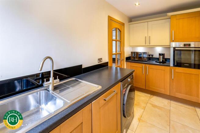 6 bed Detached for sale Image 7