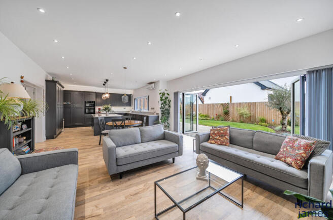 e0a967f1-ee33-4b6...