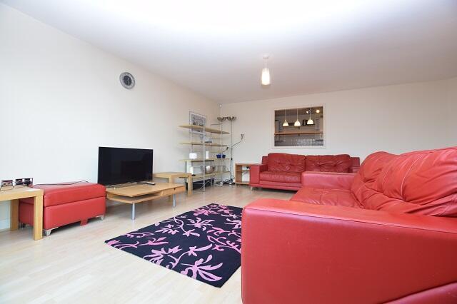 2 bed Apartment to rent Image 4