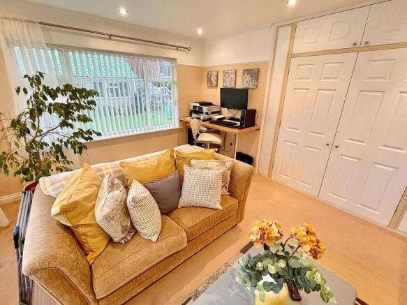 Bedroom 2/Sitt...