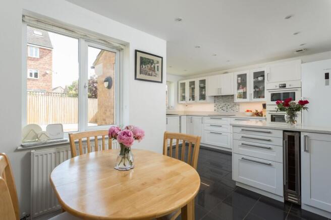 5 bed Detached for sale Image 9