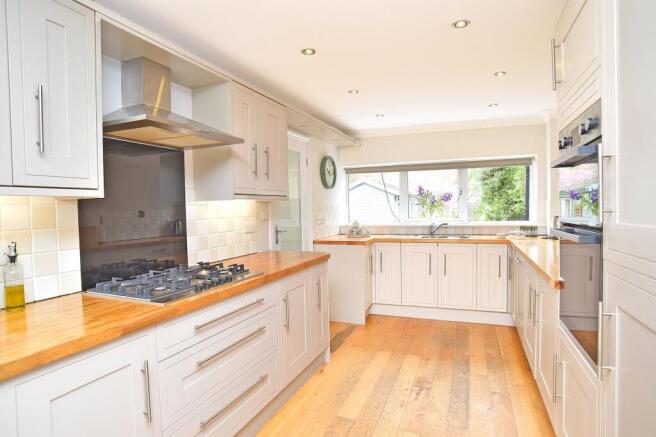 5 bed Detached for sale Image 10