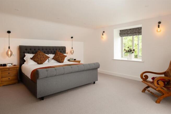 5 bed House for sale Image 11