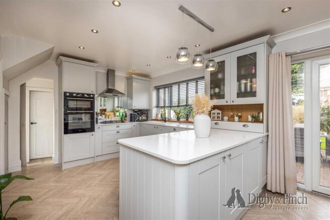 Barrington Close, Radcliffe-On-Trent, Nottingham photo 2