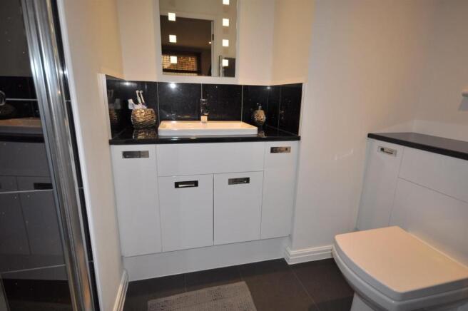 EN SUITE SHOWER ROOM