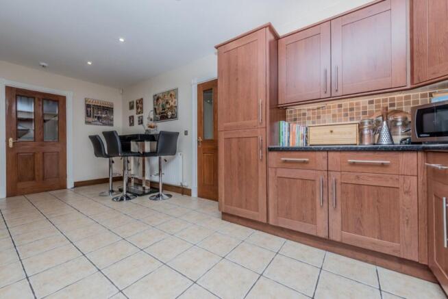 5 bed Detached for sale Image 9
