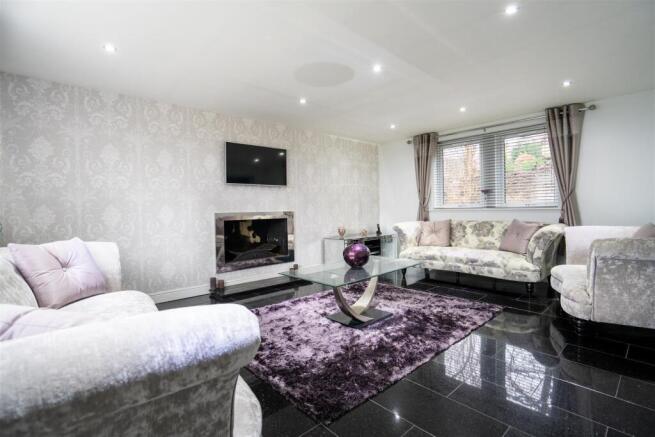 7 bed Detached to rent Image 10