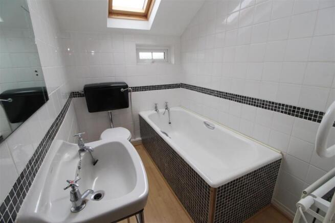 HOUSE BATHROOM/ W.C.