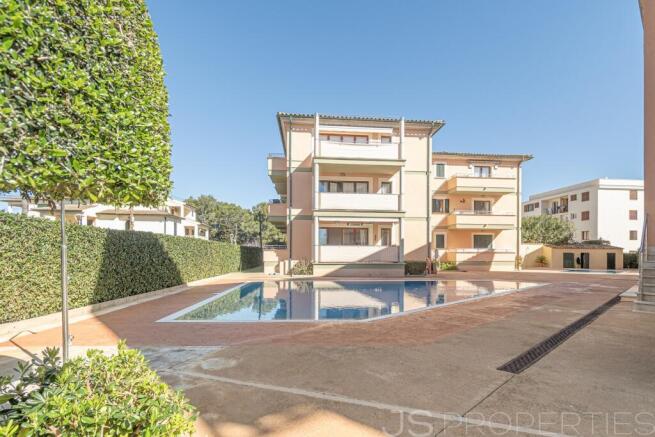 Beautiful top-floor apartment near the beach with communal pool