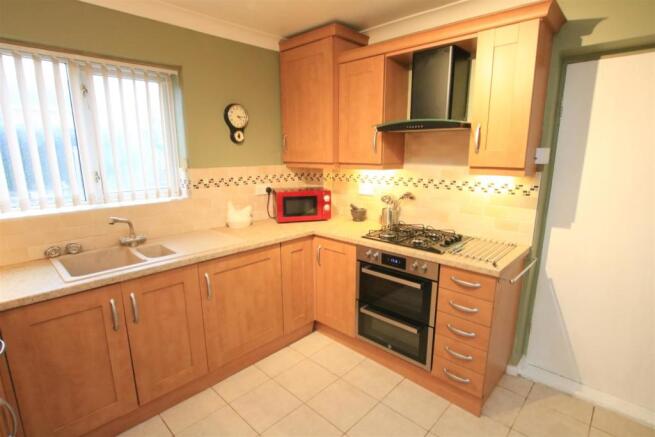 FITTED KITCHEN