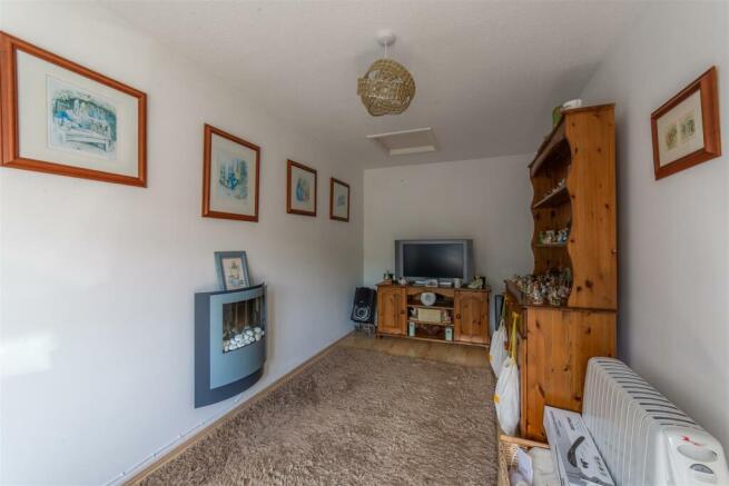 76 Gifford Close-7.jpg