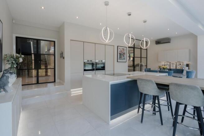 6 bed Detached for sale Image 9