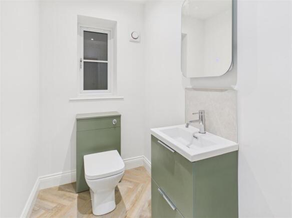 5 bed Detached for sale Image 7