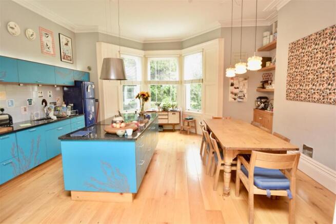 KITCHEN/DINING ROOM