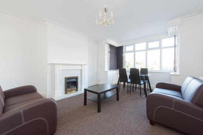 4 bed House to rent Image 6