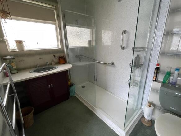 GROUND FLOOR EN SUITE SHOWER ROOM & WC