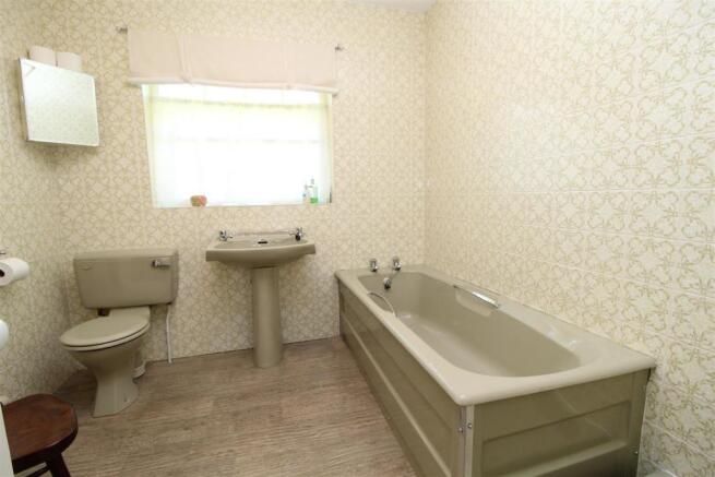 GROUND FLOOR BATHROOM