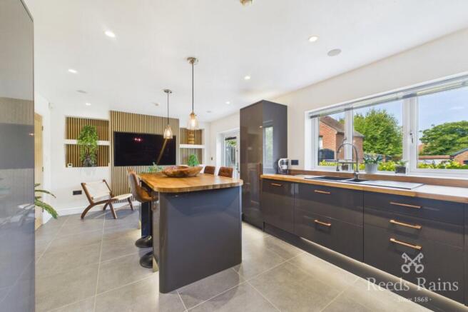 4 bed Detached for sale Image 10