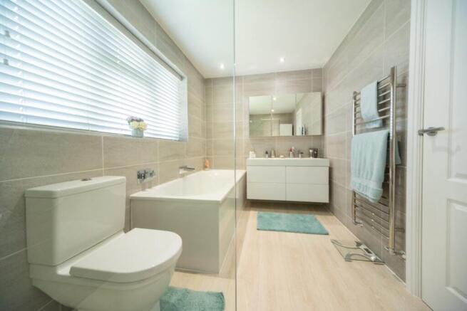 MASTER EN-SUITE