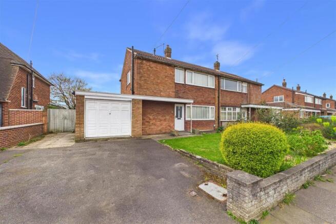 3-bed semi-detached on Grange Road, Newark, £230,000