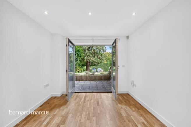 1-bed flat on Valley Road, Kenley, £250,000