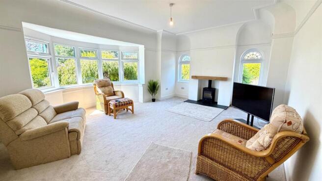 DUAL ASPECT LOUNGE