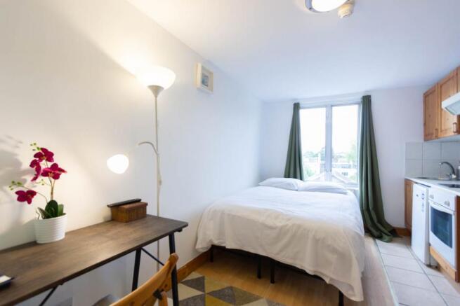 Studio to rent West Cromwell Road, Earls Court SW