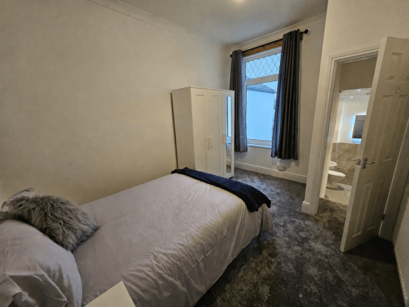 En Suite bedroom in a professional sharers house