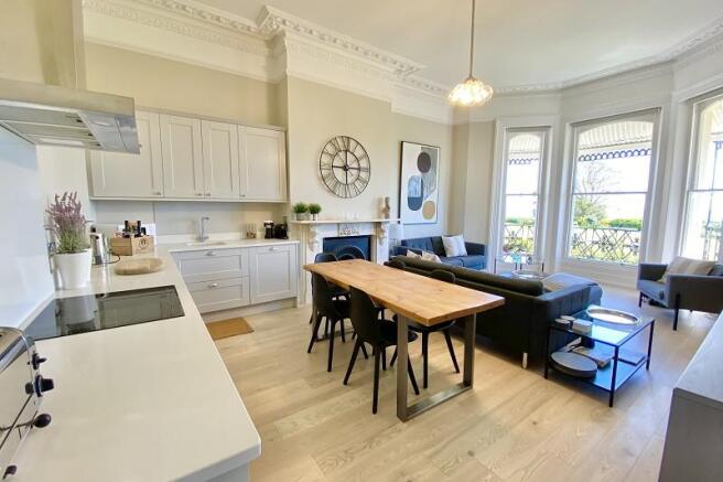 OPEN PLAN LIVING AREA