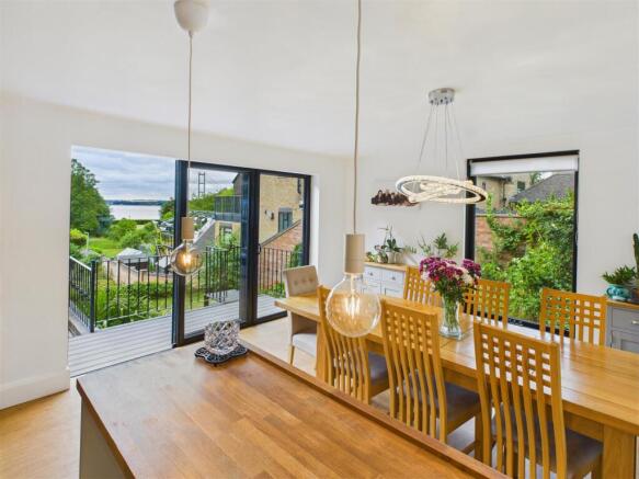 5 bed Detached for sale Image 12
