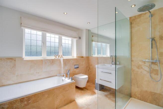 6 bed Detached for sale Image 12