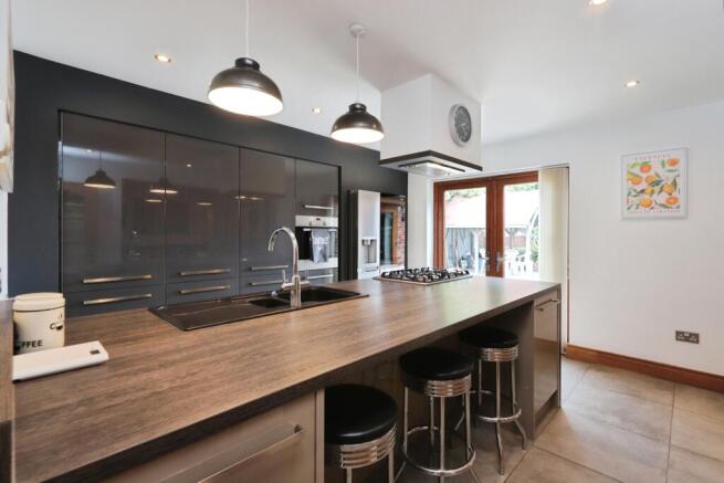 5 bed Detached for sale Image 6