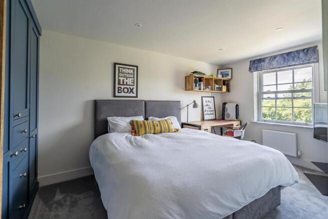 6 bed House for sale Image 11