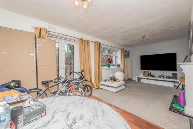 Living Room / Dining Room: