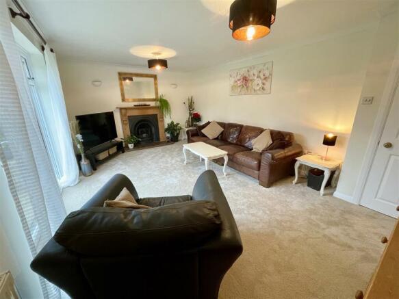 4. LOUNGE2.jpg