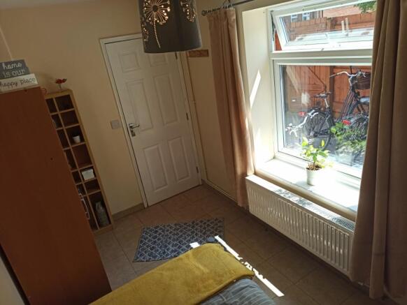 £525/Month - Room1