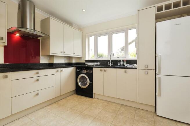 2 bed Apartment for sale Image 6
