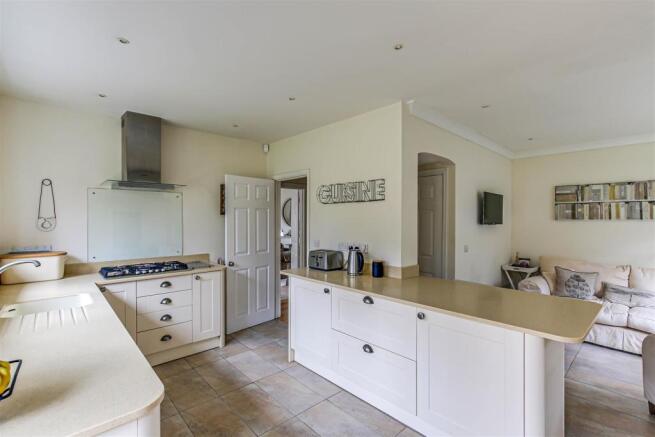 10. Kitchen.jpg
