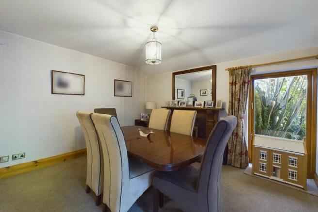 Dining Room / Bed 4