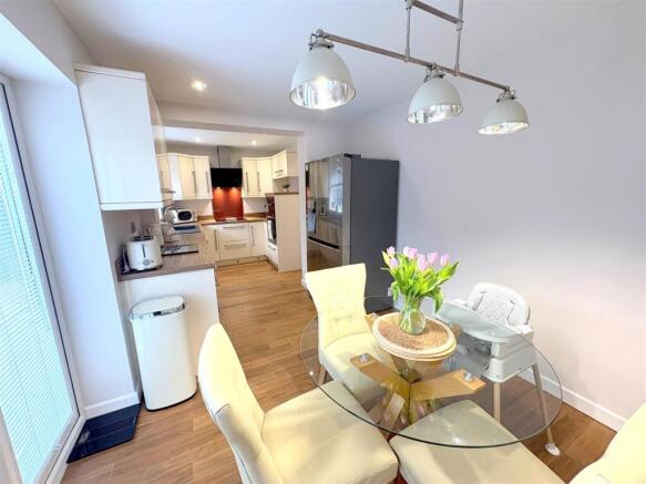 Kitchen a.jpg