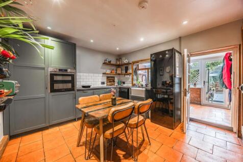 Characterful Two Bedroom End-Terrace in Prime Position of Heacham