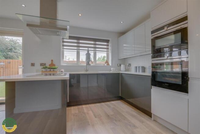 5 bed Detached for sale Image 4