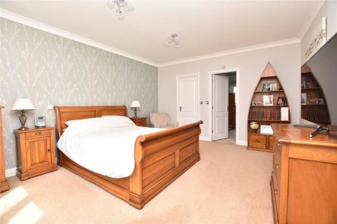 6 bed Detached for sale Image 9