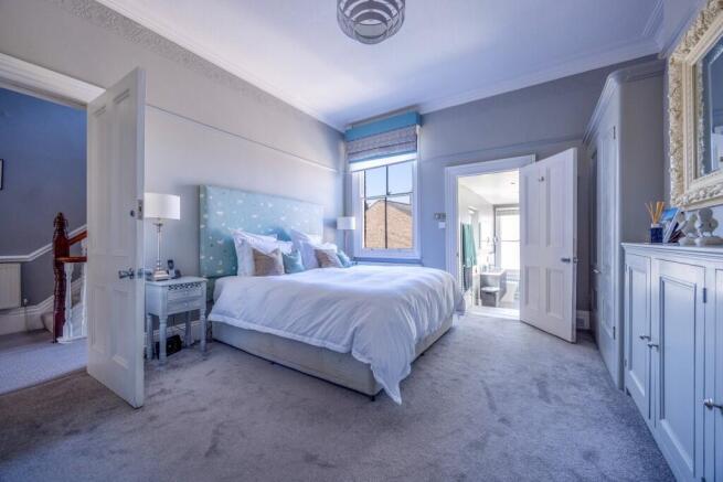 5 bed Town House for sale Image 11