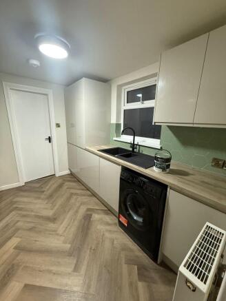 4 bed House to rent Image 9