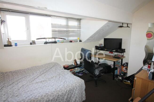 5 bed House to rent Image 4