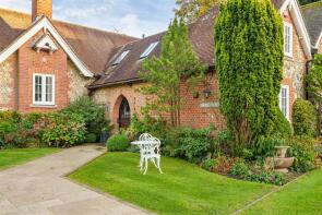 3 Victoria Cottage, Old School Mews, High Road, Coulsdon CR5 3SD