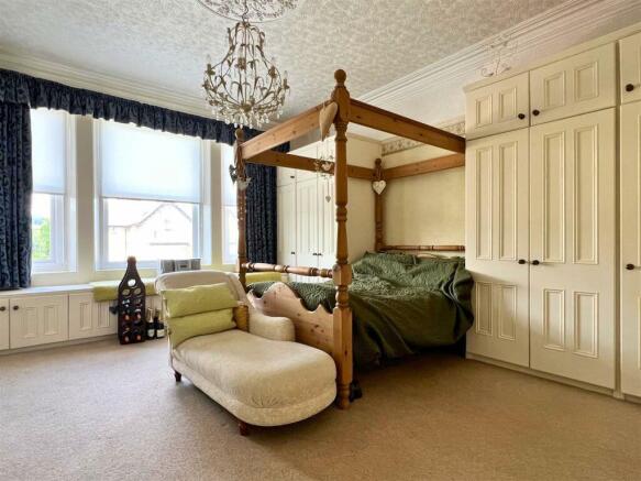 5 bed Semi-Detached for sale Image 12