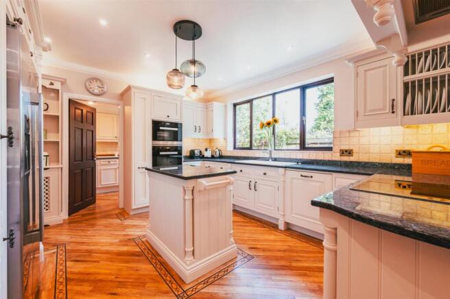 6 bed Detached for sale Image 11